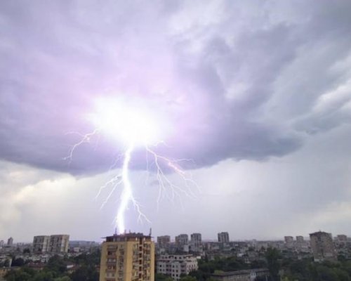 Мощни бури удрят България, чакат ни страшни дни