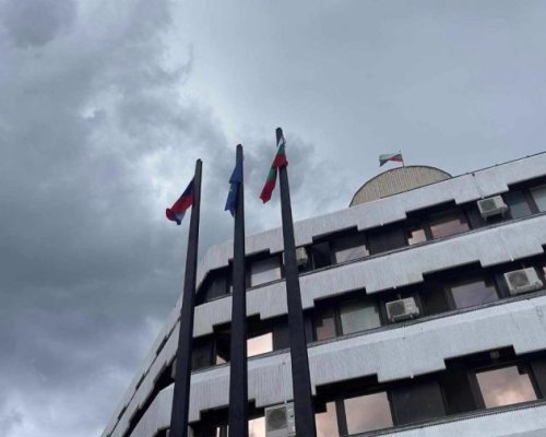 Кметът Първан Дангов окачи руското знаме пред Община Дупница, кандидат-депутат го свали