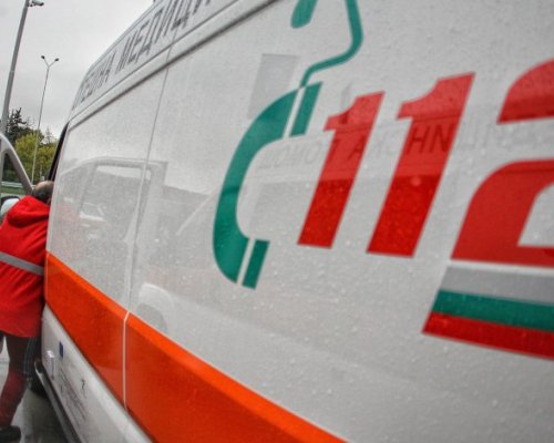 41-годишен мъж от Марикостиново почина зад волана, автомобилът му се блъсна в спирка в Сандански