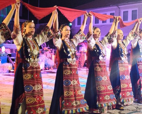 Непреходна вечност в Елешница премина границите на България, за да покаже силата на обединяващата красота на автентичната носия на Балканите