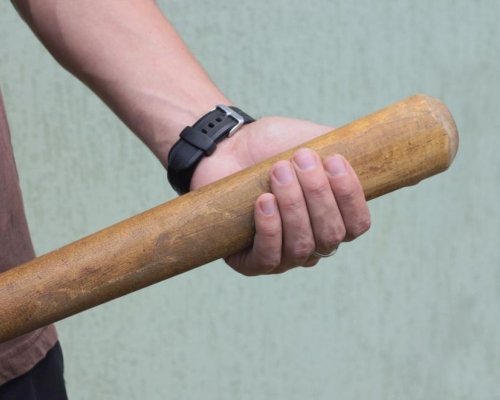 Агресия на пътя: 19-годишен шофьор хвърли бухалка по колата на друг водач