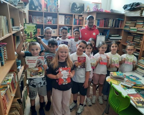 ДЮФК Хлапетата дари книги на библиотеката на Трето ОУ-Благоевград