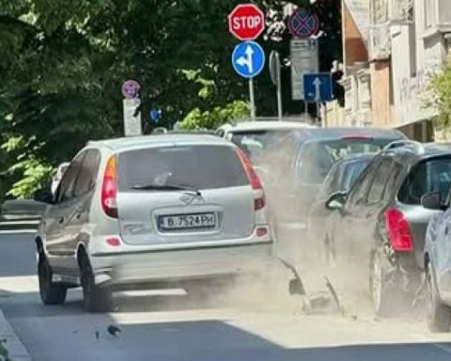 Екшън: Пиян блъсна паркирани коли и извади пистолет