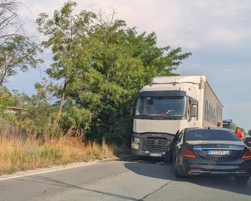 Поредна катастрофа край Кресна: Камион и лек автомобил се удариха, движението е затруднено