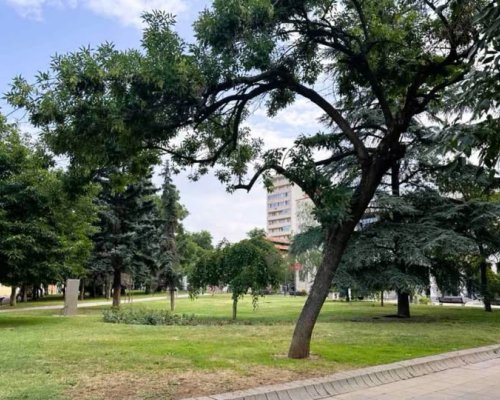 Община Благоевград иска да обнови парковото пространство пред Съдебната палата