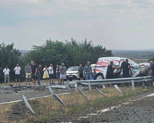 Отново: ТИР премина през мантинелата и помете две коли на магистрала Тракия , има загинал