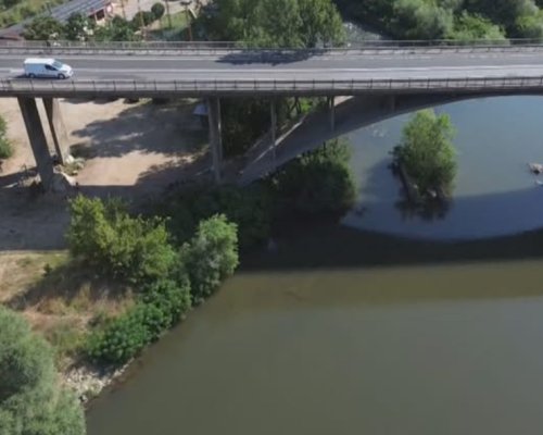 Опасно: Деца скачат от 13-метров мост в Струма въпреки фаталните рискове