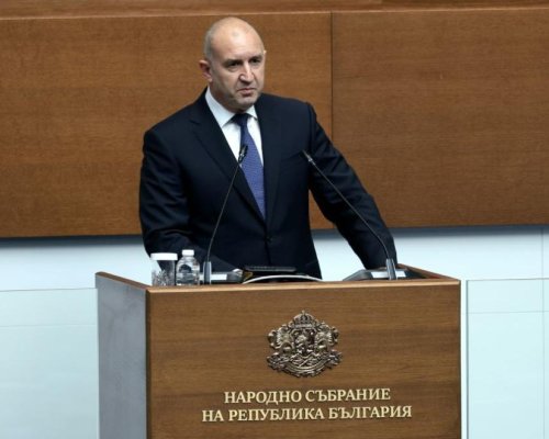 Прекрасен револвер с гравирано име : Радев разясни случая с подаръка от срещата на НАТО в Анкара