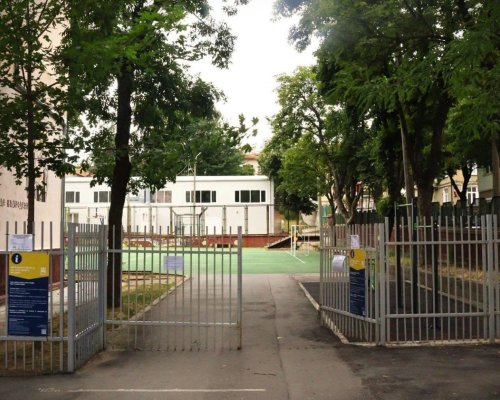 Дворът на НХГ Св. св. Кирил и Методий е отворен за всички жители на Благоевград до 22:00 ч.